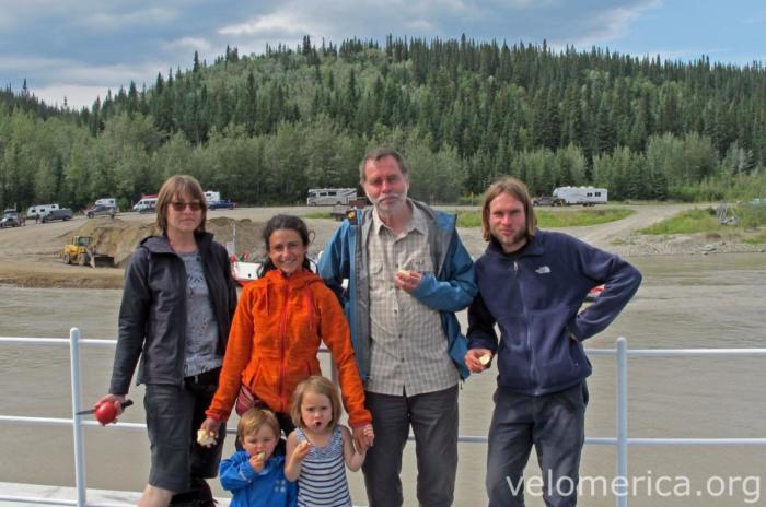 Familienfoto auf dem Yukon River